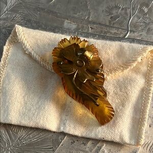 RARE✨Estate Bakelite clip✨etched antique fur clip, tested + confirmed
